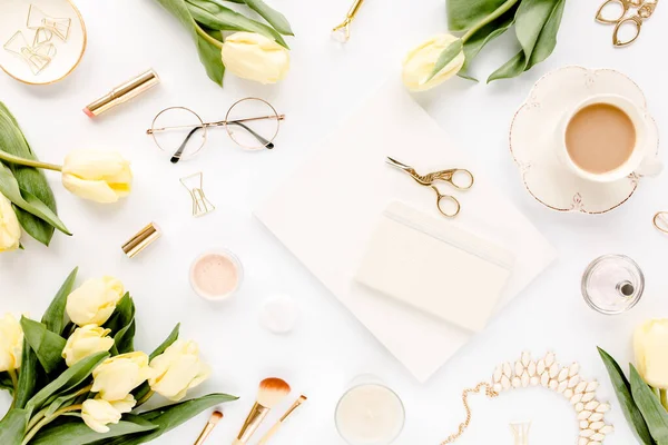 Sarı lale çiçekli kadın çalışma alanı, kadınların moda altın aksesuarları, günlük, beyaz arka planda gözlük. Düz yatıyordu. Üst görünüm arkaplanı.