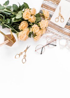 Bilgisayarlı kadın çalışma alanı, gül çiçekleri, altın aksesuarlar, günlük, dizüstü bilgisayar, beyaz arka planda gözlük. Düz uzanmış kadınların ofis masası. Üst görünüm