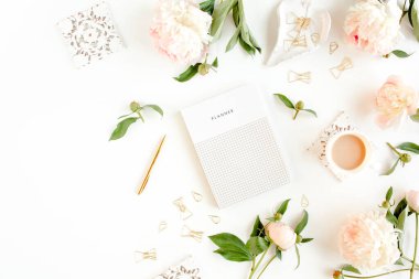Günlük, defter, aksesuarlar, beyaz arka planda şakayık çiçekleri olan çalışma alanı. Merkez ofis masası. Üst görünüm kadınsı arka plan. Düz yatış, üst görünüm.