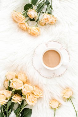 Pastel çay buketi çiçekleri ve beyaz arka planda bir fincan kakao. Çiçek arkaplan. Düz yatış, üst görünüm. 