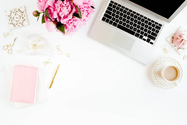 Escritorio de oficina de mujeres laicas planas. Espacio de trabajo femenino con portátil, ramo de peonías rosadas, accesorios sobre fondo blanco. Vista superior fondo femenino. —  Fotos de Stock