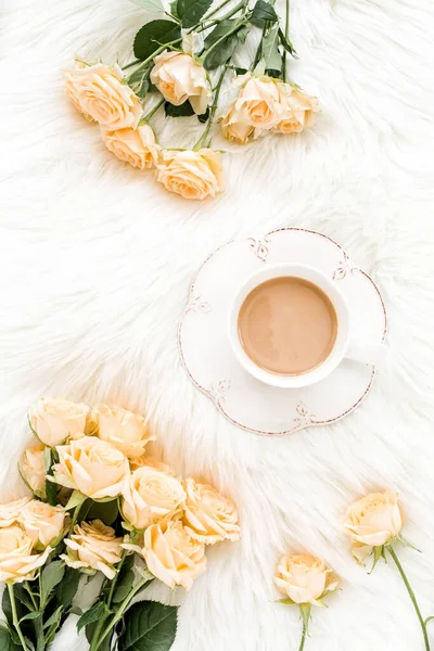 Pastel çay buketi çiçekleri ve beyaz arka planda bir fincan kakao. Çiçek arkaplan. Düz yatış, üst görünüm. 