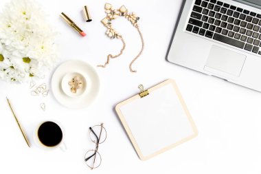 Kadınların şık masa masası. Beyaz arka planda bilgisayar, kahve ve kadın aksesuarları olan çalışma alanı. Dergiler, web siteleri. Düz yatış, üst görünüm 