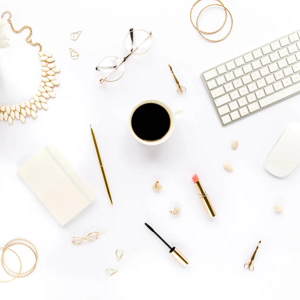 Mesa de escritorio elegante para mujer. Espacio de trabajo con ordenador, café y accesorios femeninos sobre fondo blanco. Revistas, sitios web. Piso tendido, vista superior —  Fotos de Stock