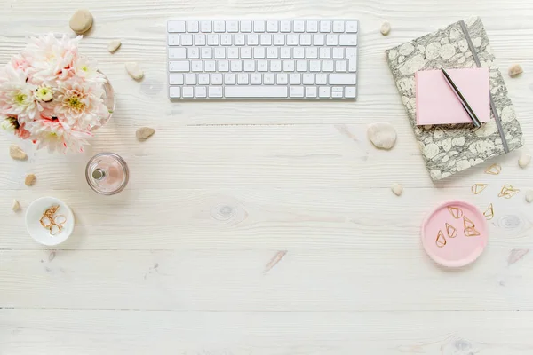 Top view office desk. Workspace with, computer, chrysanthemum, clipboard. Womens fashion accessories isolated on white wooden background. Flat lay — Stock Photo, Image