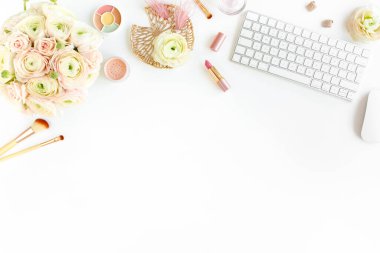 Tarz sahibi kadınların ofis masası. Bilgisayarlı çalışma alanı, buket ranunculus ve güller, beyaz arka planda pano. Düz yatıyordu. Üst görünüm.