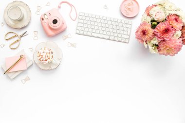 Tarz sahibi kadınlar masası, ofis masası. Çalışma alanı, dizüstü bilgisayar, güller, not panosu. Beyaz arka planda kadın moda aksesuarları. Düz konum Üst görünüm
