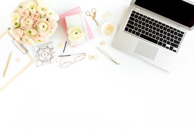 Tarz sahibi kadınların ofis masası. Laptop, bilgisayar, buket ranunculus ve güllerle çalışma alanı, beyaz arka planda pano. Düz yatıyordu. Üst görünüm.