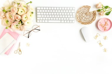 Tarz sahibi kadınların ofis masası. Bilgisayarlı çalışma alanı, buket ranunculus ve güller, beyaz arka planda pano. Düz yatıyordu. Üst görünüm.