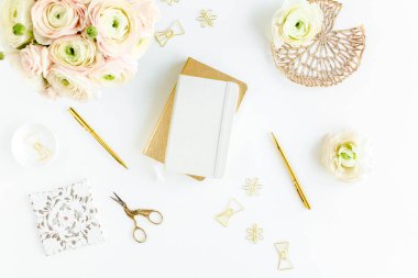 Çalışma alanı günlük, altın aksesuarlar, beyaz arka planda ranunculus çiçekleri. Merkez ofis masası. Üst görünüm kadınsı arka plan. Düz yatış, üst görünüm.