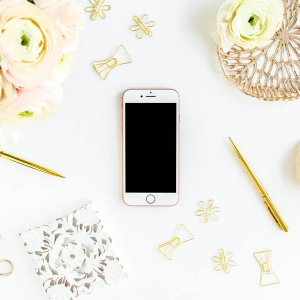 Çalışma alanı günlük, altın aksesuarlar, beyaz arka planda ranunculus çiçekleri. Merkez ofis masası. Üst görünüm kadınsı arka plan. Düz yatış, üst görünüm.