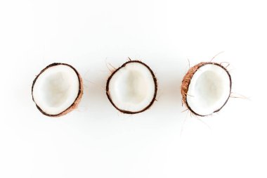 Beyaz arka planda hindistan cevizi deseni. Tropik soyut arka plan. Düz yatış, üst görünüm.