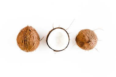 Beyaz arka planda hindistan cevizi deseni. Tropik soyut arka plan. Düz yatış, üst görünüm.