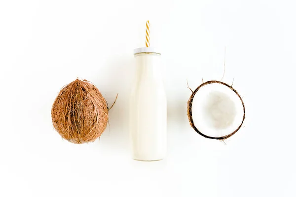 Modello con noci di cocco, latte di cocco, cocktail su sfondo bianco. Sfondo tropicale astratto. Posa piatta, vista dall'alto. — Foto Stock