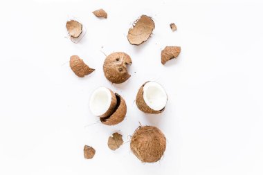 Beyaz arka planda çatlak hindistan cevizi. düz düz, üst görünüm