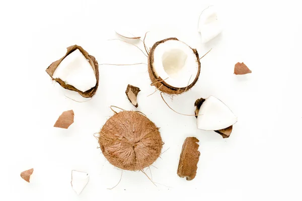 Cocco incrinato su fondo bianco. appartamento lat, vista dall'alto — Foto Stock