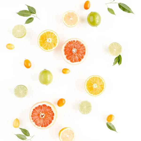 Yaz tropikal meyvelerinden oluşan yaratıcı desen: greyfurt, portakal, limon, kireç ve yapraklar incir. Yemek konsepti. düz yatış, üst görünüm