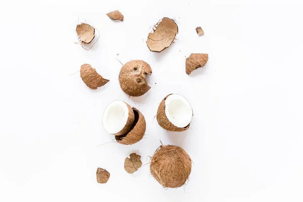 Noix de coco fissurée sur fond blanc. plat lat, vue de dessus — Photo