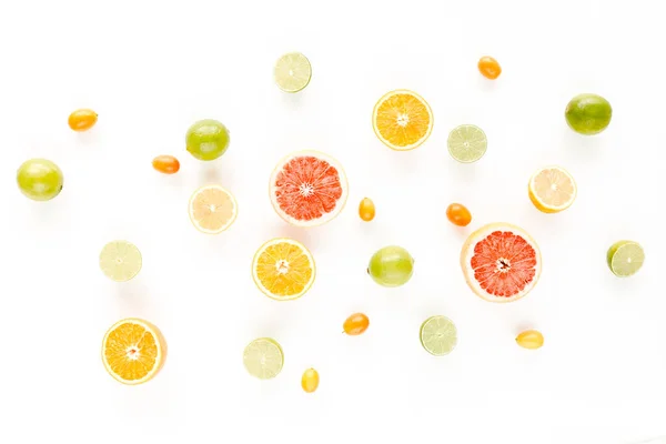 Творческий узор из летних фруктов: грейпфрута, апельсина, лемона, лайма и листьев фикуса. Концепция питания. плоский, вид сверху — стоковое фото