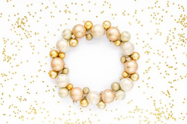 Tatil çerçevesi, şablon ve altın cam Noel topları, beyaz arka planda izole edilmiş altın konfeti. Mutlu noeller. Düz yatış, üst görünüm