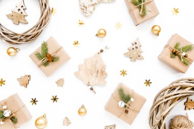 Altın rengi Noel desenleri ve beyaz arka planda boş el işi kutuları. Tatil ve kutlama konsepti. Üst Manzara. Düz yatıyordu
