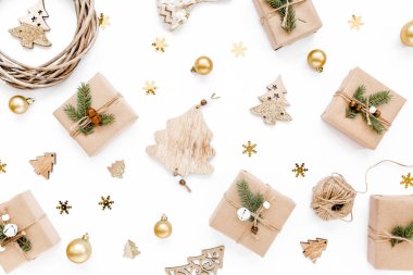 Altın rengi Noel desenleri ve beyaz arka planda boş el işi kutuları. Tatil ve kutlama konsepti. Üst Manzara. Düz yatıyordu