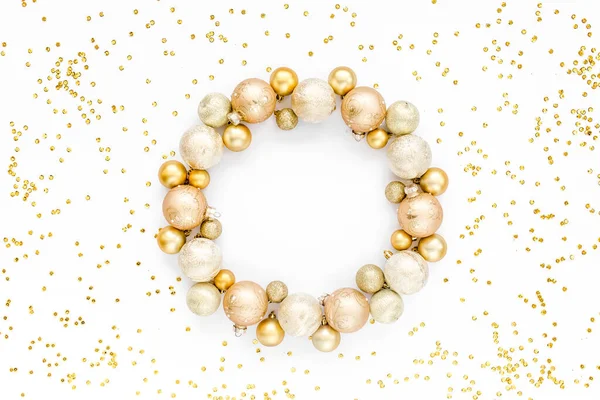 Tatil çerçevesi, şablon ve altın cam Noel topları, beyaz arka planda izole edilmiş altın konfeti. Mutlu noeller. Düz yatış, üst görünüm