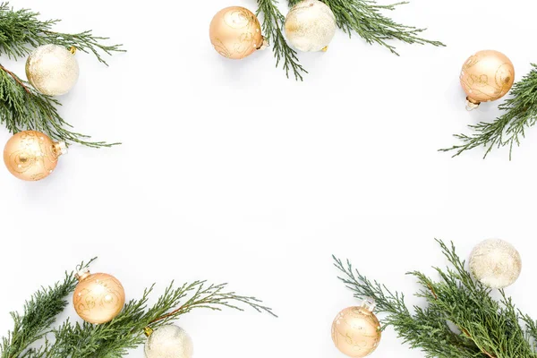 Composition du cadre de Noël ou du nouvel an. Boules de Noël en couleurs dorées sur branches de sapin sur fond blanc. Vacances. Vue de dessus. Pose plate — Photo