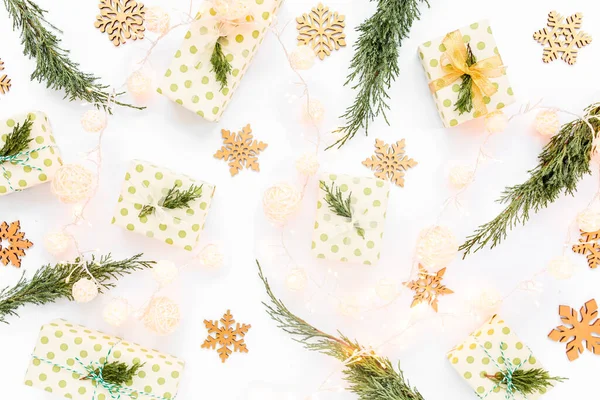 Karácsonyi vagy újévi textúra. Karácsonyi dekorációk arany színekben fehér háttér. Ünnepi és ünnepi koncepció. Első látásra. Lapos fektetés — Stock Fotó