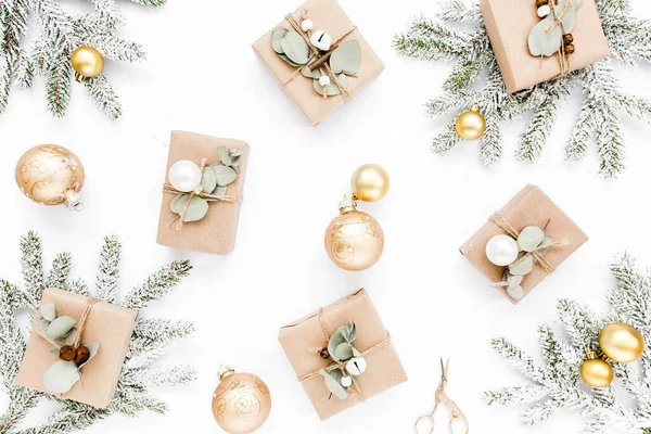 Karácsonyi minta, kézműves dobozokból készült textúra és zöld ágak a hóban. Ünnepi és ünnepi koncepció. Első látásra. Lapos fektetés — Stock Fotó
