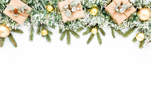 Noel kompozisyonu, köknar dalları, Noel baloları ve süslemeleri. Düz yatış, üst görünüm