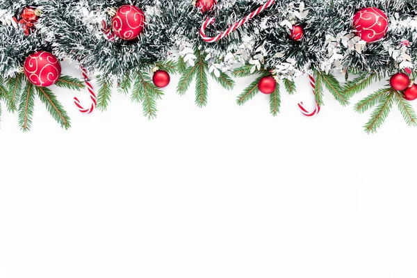 Noel kompozisyonu, köknar dalları, Noel baloları ve süslemeleri. Düz yatış, üst görünüm