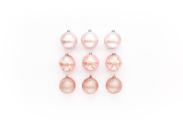 Рождественское украшение: розовое стекло рождественские шары на белом фоне. плоский, вид сверху