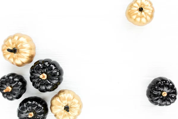 Стильные украшения на Хэллоуин. Декоративные тыквы черный и золотой Хэллоуин изолированы на белом фоне. Плоский, вид сверху. — стоковое фото