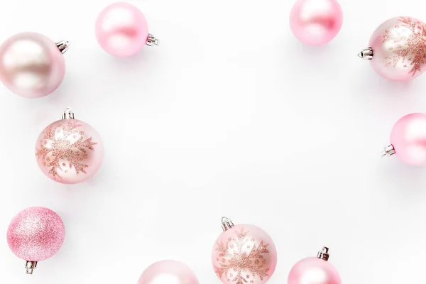 ホワイトを基調としたスタイリッシュなアレンジ、ピンクのクリスマスボールのフレーム。フラットレイアウト、トップビュー — ストック写真