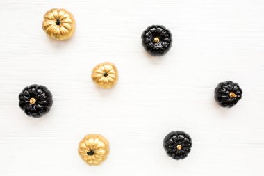 Şık Cadılar Bayramı süslemeleri. Dekoratif balkabağı siyah ve altın cadılar bayramı beyaz arka planda izole. Düz yatış, üst görünüm.