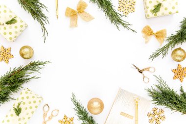 Beyaz zemin üzerinde Noel altın süslemelerinden yapılmış çerçeve ve metin için boş kopya alanı. Tatil ve kutlama konsepti. Üst Manzara. Düz yatıyordu