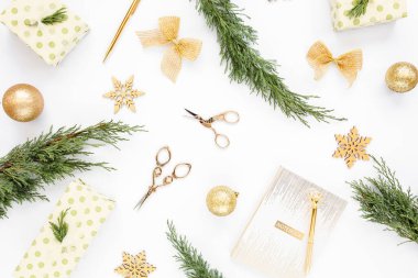 Beyaz zemin üzerinde Noel altın süslerinden yapılmış doku ve metin için boş fotokopi alanı. Tatil ve kutlama konsepti. Üst Manzara. Düz yatıyordu