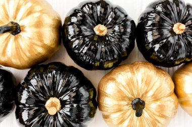 Şık Cadılar Bayramı süslemeleri. Dekoratif balkabağı siyah ve altın cadılar bayramı beyaz arka planda izole. Düz yatış, üst görünüm.