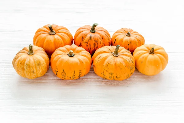 Calabazas anaranjadas Halloween aisladas sobre fondo blanco. Asiento plano, vista superior. Concepto mínimo de otoño. —  Fotos de Stock