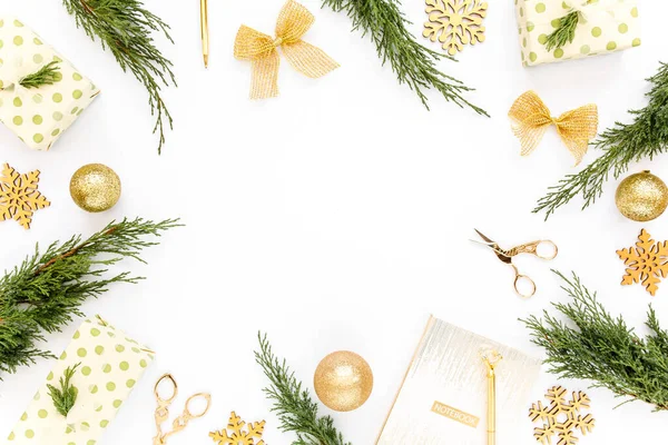 Beyaz zemin üzerinde Noel altın süslemelerinden yapılmış çerçeve ve metin için boş kopya alanı. Tatil ve kutlama konsepti. Üst Manzara. Düz yatıyordu