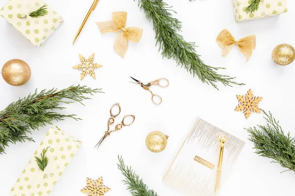 Beyaz zemin üzerinde Noel altın süslerinden yapılmış doku ve metin için boş fotokopi alanı. Tatil ve kutlama konsepti. Üst Manzara. Düz yatıyordu