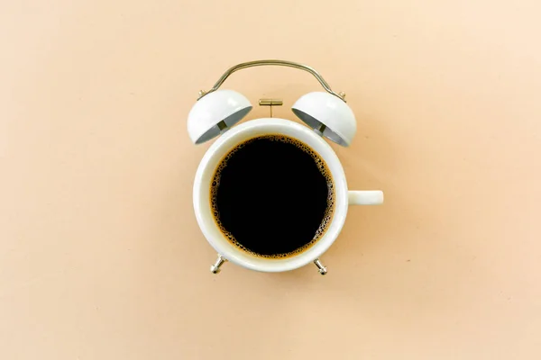 Kaffeezeit, Uhr auf gelbem Hintergrund. Flache Lage, Draufsicht — Stockfoto