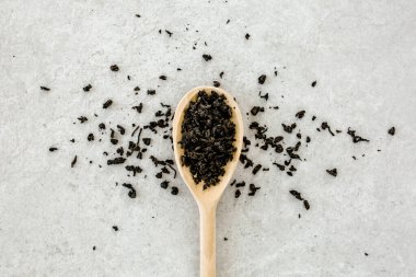 Gri arka planda kuru çay yaprakları. Düz yatıyordu