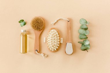 Spa tedavisi konsepti. Doğal, organik kaplıca ürünleri okaliptüs yağı, deniz tuzu, masaj fırçası, okaliptüs yaprağı özü. Spa arkaplanı