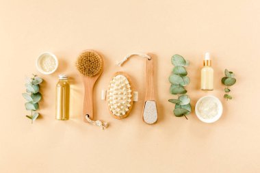 Spa tedavisi konsepti. Doğal, organik kaplıca ürünleri okaliptüs yağı, deniz tuzu, masaj fırçası, okaliptüs yaprağı özü. Spa arkaplanı