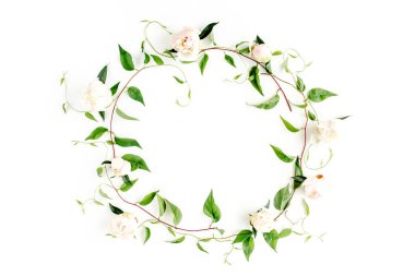 Beyaz arka planda yeşil dallardan, yapraklardan ve şakayıklardan yapılmış çelenk çerçevesi. Düz uzan, üst görünüm