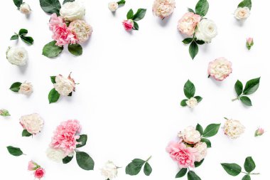 Gül ve karanfil, dallar, beyaz arka planda çiçek deseni. Düz yerde, üst tarafta. Sevgililer Günü geçmişi. Çiçek çerçevesi. Çiçek çerçevesi.