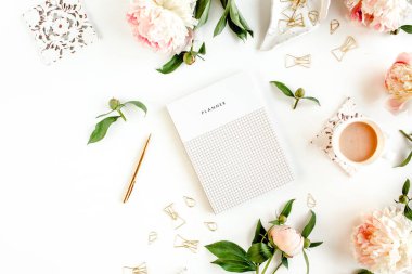 Günlük, defter, aksesuarlar, beyaz arka planda şakayık çiçekleri olan çalışma alanı. Merkez ofis masası. Üst görünüm kadınsı arka plan. Düz yatış, üst görünüm.