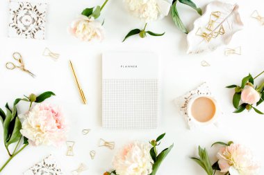 Günlük, defter, aksesuarlar, beyaz arka planda şakayık çiçekleri olan çalışma alanı. Merkez ofis masası. Üst görünüm kadınsı arka plan. Düz yatış, üst görünüm.